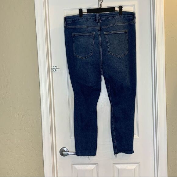 Good American Good Waist Crop Raw Edge Skinny Jeans Size 20 - Picture 3 of 10